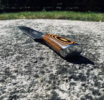 Audgeirr bread knife from behind