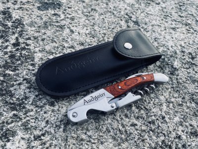 Sommelieröppnare med fodral - snett framifrån